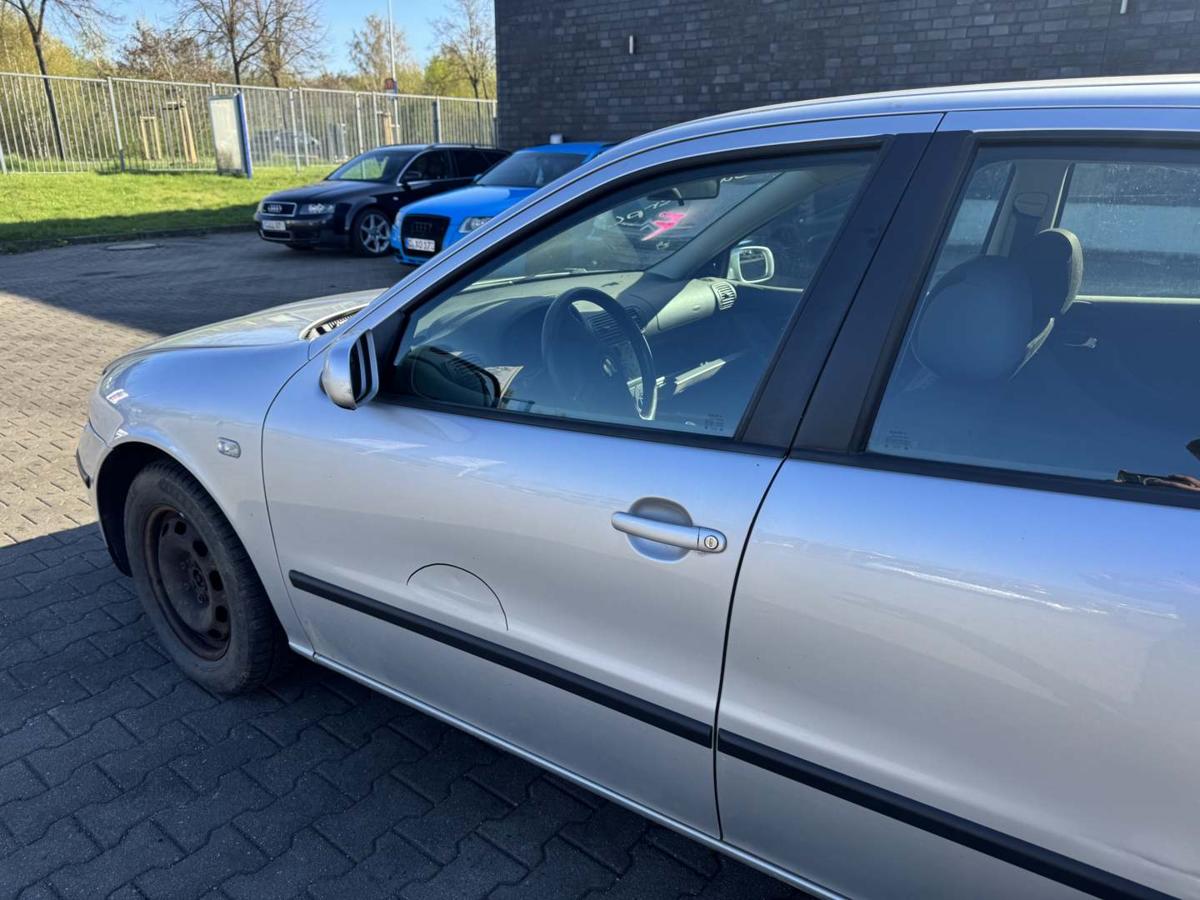 Seat Leon 1M original T&uuml;r vorn links LS7N Gris Artico Rohbau Bj.2000